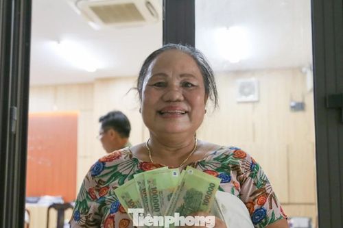 Người dân Đà Nẵng phấn khởi xếp hàng nhận quà Tết Độc lập