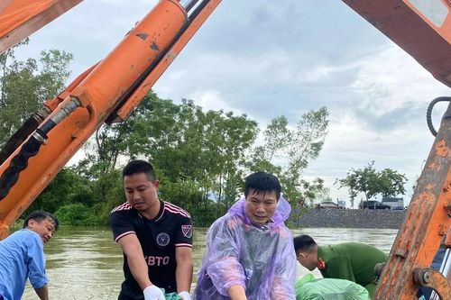 Hà Nội huy động hàng trăm người gia cố đê sông Tích