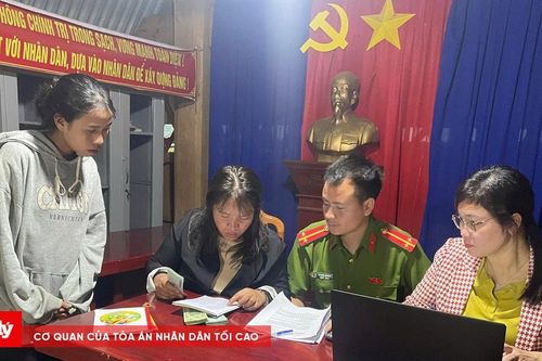 Đồng bào Xơ Đăng phấn khởi nhận quà từ Đảng, Nhà nước