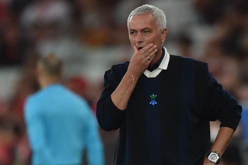 Fenerbahce kiếm bộn tiền nhờ sa thải Mourinho