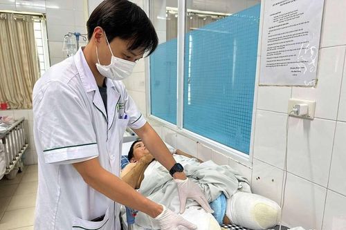 Báo VietNamNet trao hơn 84 triệu đồng giúp anh Nông Cảnh Vệ bị cụt hai chân