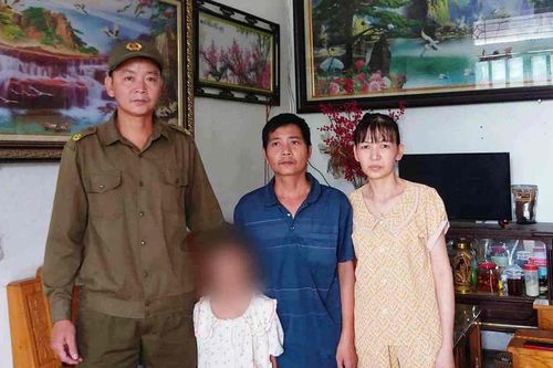 Trong 3 phút sinh tử, người đàn ông cứu bé gái chới với dưới ao sâu