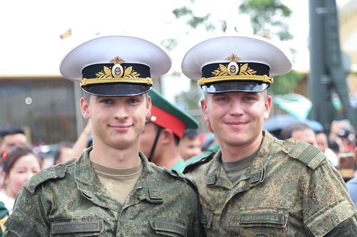 Quân nhân diễu binh Nga, Lào, Campuchia vào Lăng viếng Bác, xem vũ khí của Việt Nam