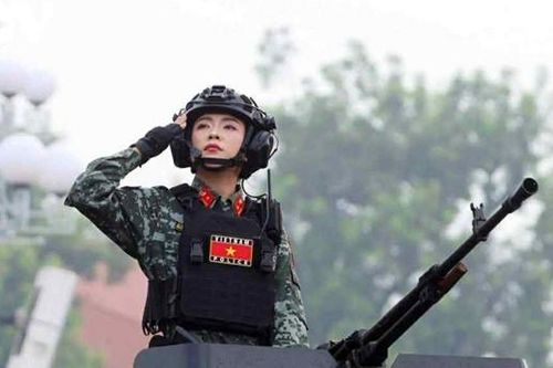 Nữ chiến sĩ đứng trên xe bọc thép diễu binh, thần thái tự tin 'gây sốt'
