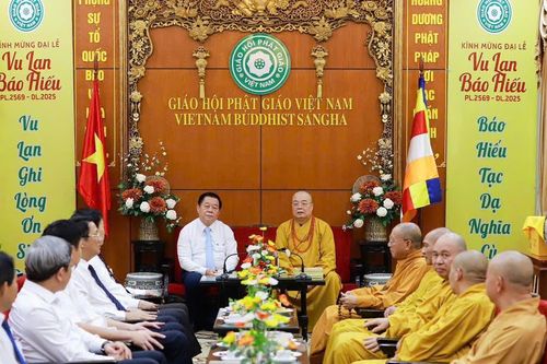 Trưởng Ban Tuyên giáo và Dân vận Trung ương thăm, chúc mừng các tổ chức tôn giáo