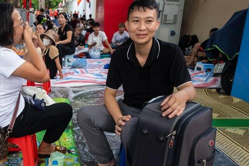 Mang vali, chiếu nằm vỉa hè chờ gần 40 tiếng để xem diễu binh lần thứ 5