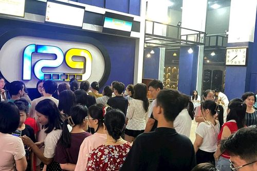 Người dân Nghệ An xếp hàng dài mua vé xem phim 'Mưa đỏ' dịp nghỉ lễ