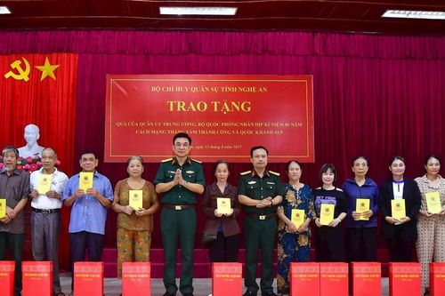 Bộ CHQS tỉnh trao quà của Quân ủy Trung ương - Bộ Quốc phòng đến các gia đình chính sách trên địa bàn Nghệ An