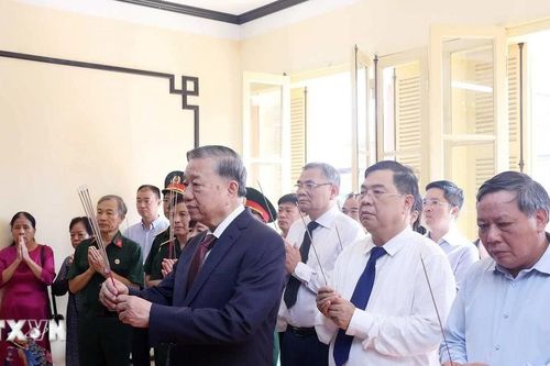 Tổng Bí thư dâng hương và thăm nơi Chủ tịch Hồ Chí Minh soạn Tuyên ngôn Độc lập