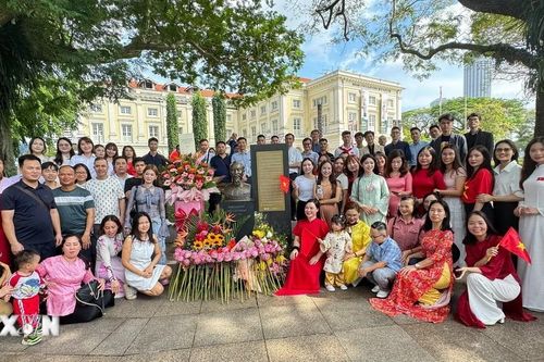 Người Việt tại Singapore tưởng nhớ công lao của Chủ tịch Hồ Chí Minh