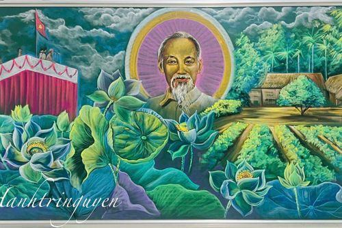 Thầy giáo vẽ tranh bằng phấn tri ân ngày Tết Độc lập