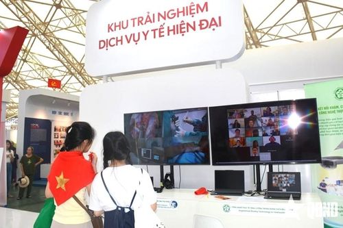 Triển lãm thành tựu đất nước: Khám chữa bệnh không khoảng cách