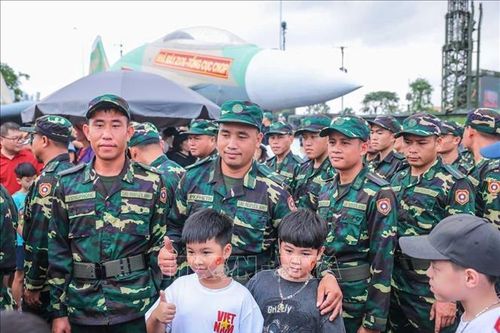 Các đoàn quốc tế dự Lễ diễu binh A80 tham quan Triển lãm thành tựu Đất nước