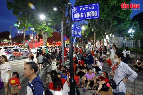 Người dân đổ về Ba Đình, quyết chờ 2 đêm để được tận mắt xem diễu binh 2/9