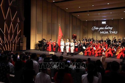 'Bản giao hưởng mùa Thu' khơi dậy tình yêu Tổ quốc và niềm tự hào dân tộc