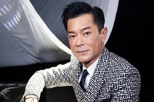 Quý ông được săn đón bậc nhất showbiz, giàu có và quyền lực nhưng vẫn độc thân ở tuổi 55