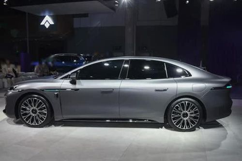 Xe sedan hạng sang dài hơn 5,1 mét, giá hơn 1,1 tỷ đồng, so kè cùng Xiaomi SU7