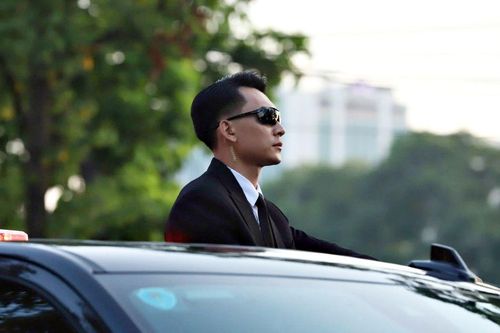 Danh tính chiến sĩ cảnh vệ đeo kính đen gây bão mạng xã hội sau buổi tổng duyệt A80