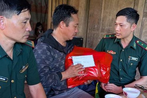 Đồn Biên phòng Na Cô Sa thăm hỏi, chia buồn với gia đình có trẻ em bị đuối nước