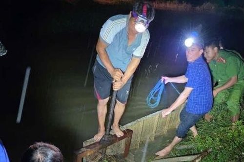 Hà Tĩnh: Công an xã cùng người dân đội mưa cứu kênh vỡ trong đêm