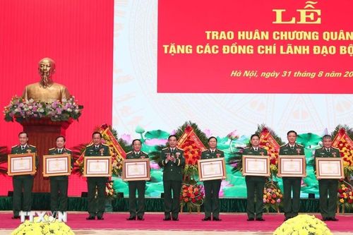 Trao Huân chương Quân công tặng các đồng chí lãnh đạo Bộ Quốc phòng