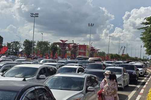 Tắc đường vào trung tâm triển lãm: Nhích từng mét nhưng vẫn xứng đáng