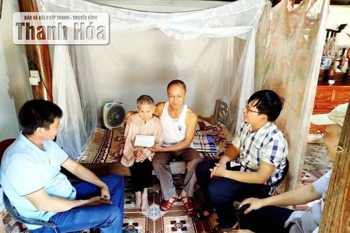 Xã Yên Phú bố trí cán bộ đến tận nhà trao quà Quốc khánh cho người già neo đơn, đối tượng chính sách