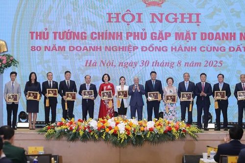 CMC đón nhận Bằng khen của Thủ tướng trong dịp kỉ niệm 80 năm Quốc khánh