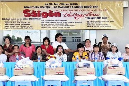 Trao 300 phần quà cho hộ nghèo và cận nghèo tại xã Phú Tân
