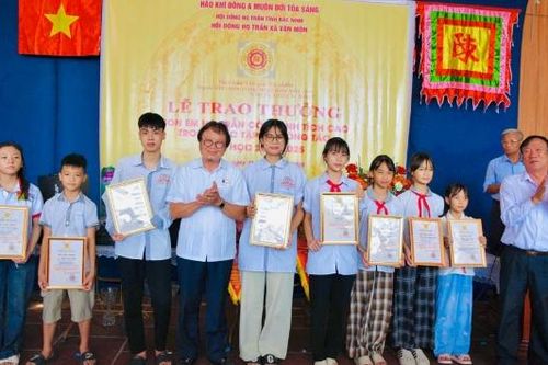 Dòng họ Trần xã Văn Môn trao thưởng cho con em có thành tích trong học tập