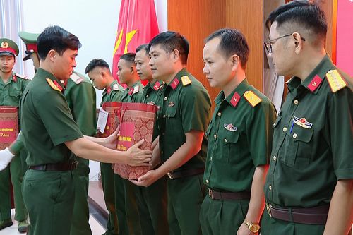 Tặng quà 24 quân nhân có hoàn cảnh đặc biệt khó khăn