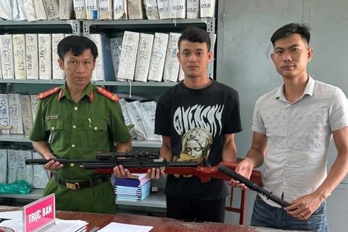 Gia Lai: Người dân tự giác giao nộp súng, dùi cui nhặt được