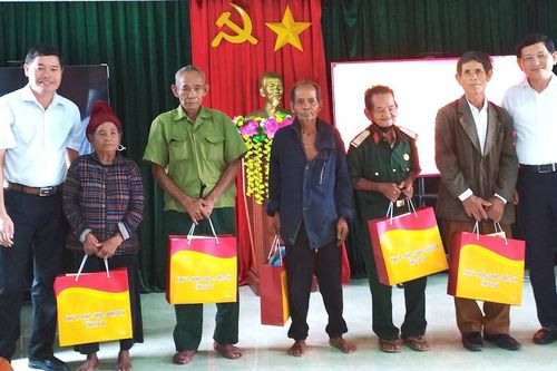 Trưởng Ban Tổ chức Tỉnh ủy Mai Việt Trung thăm, tặng quà gia đình chính sách