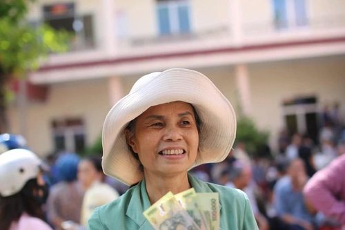 Người dân phấn khởi nhận quà Tết Độc lập