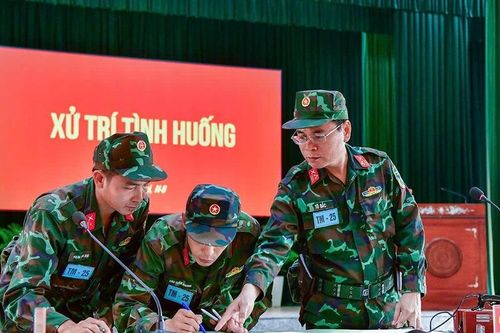 Rèn cán gắn với luyện binh