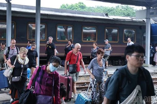Nhộn nhịp khách quốc tế đến Lào Cai bằng đường sắt