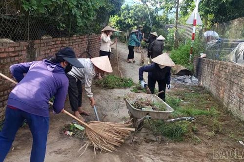 Xã Dương Quỳ ra quân vệ sinh môi trường nông thôn