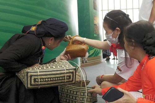Xem nghệ nhân 'kể chuyện' di sản bằng đôi tay