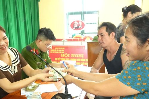 Xã Trấn Yên trao quà Tết Độc lập cho Nhân dân