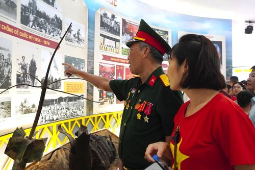 Cựu chiến binh Thành cổ Quảng Trị bật khóc khi thăm không gian triển lãm Quảng Trị