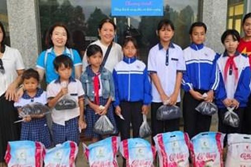 Phụ nữ phường Vỹ Dạ chia sẻ yêu thương