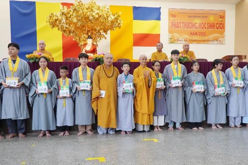 Ban Hoằng pháp GHPGVN TP.HCM trao phần thưởng đến 385 học sinh giỏi năm 2025