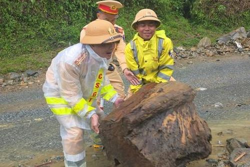 Xúc động hình ảnh cảnh sát giao thông Lào Cai đội mưa giữ đường trong dịp Tết Độc lập