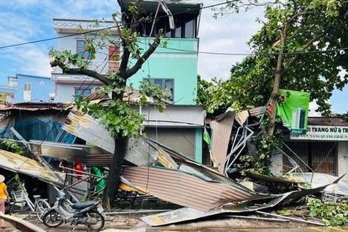 Hà Nội: Xã ven đô khắc phục hậu quả giông lốc khiến cây đổ ngổn ngang, nhà tốc mái