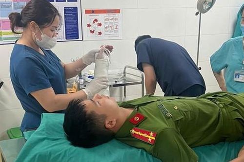 Tạm giữ kẻ dùng đòn gánh đánh gãy tay Phó trưởng công an xã ở Lạng Sơn