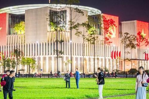 Nhà Quốc hội mở cửa cho người dân tham quan, trú mưa dịp Quốc khánh