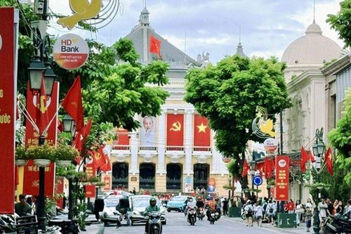 Đường phố Hà Nội rực rỡ sắc cờ hoa chào mừng Quốc khánh 2/9