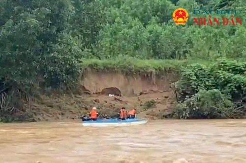 Quảng Trị: Vượt lũ dữ cứu hộ thành công 11 người dân mắc kẹt trong rừng