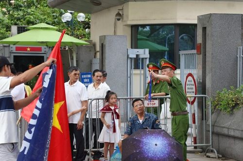Công an Hà Nội vận động người dân không nên tập trung quá sớm và không ngồi nhầm vào các vị trí ưu tiên cho Cựu chiến binh, người già yếu