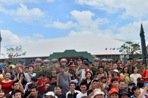 Quân đội Nga, Lào, Campuchia thăm gian trưng bày khí tài hiện đại của quân đội Việt Nam